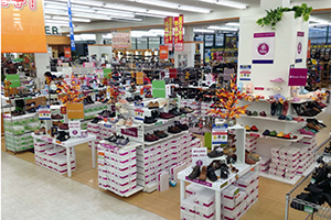 長野市に本社を置く靴の専門店チェーン「シューマート」さんでは、パンジーのシューズ・サンダル・室内履きなどを豊富に取り揃えたイン・ショップを、下記4店舗で展開
