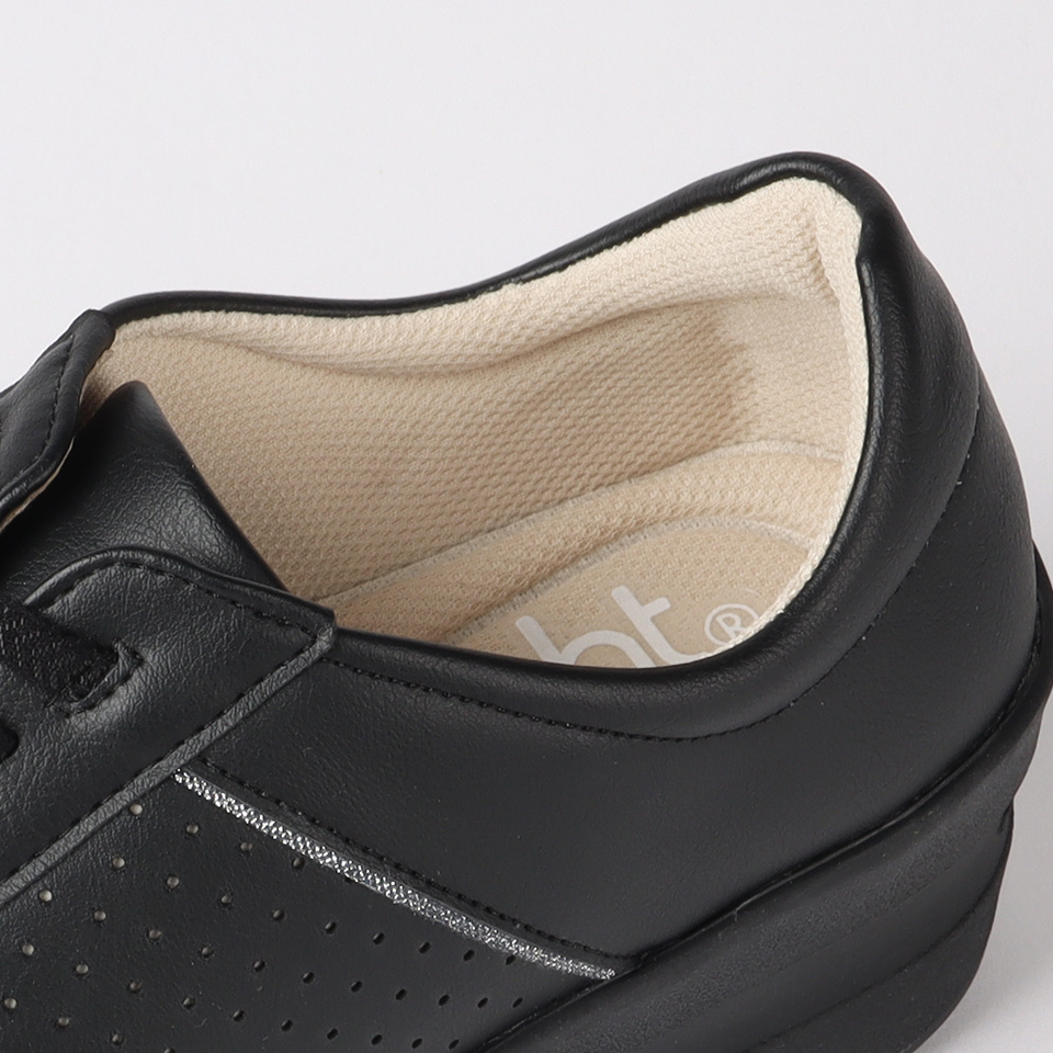 【ポイント2】靴内側のかかと部分に、靴擦れ防止のクッション材を使用。