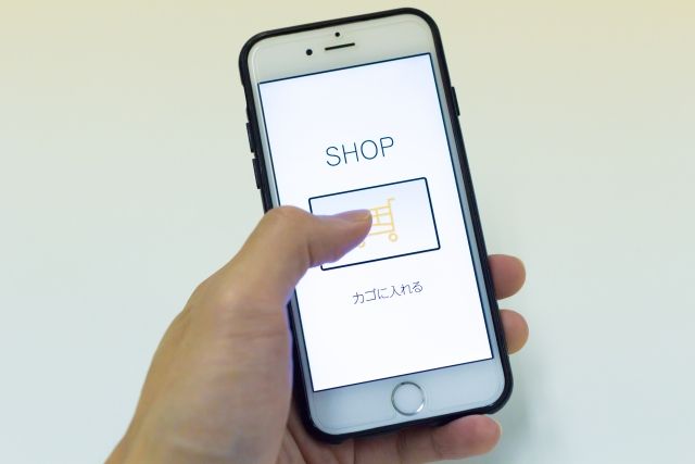 スマホで通販サイトを開く人